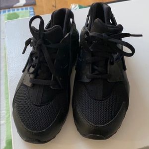 Boys size 1.5 Y Nikes